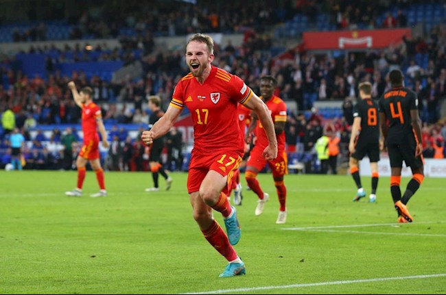 Norrington-Davies ăn mừng bàn gỡ hòa 1-1 cho Wales vào phút bù giờ thứ 2